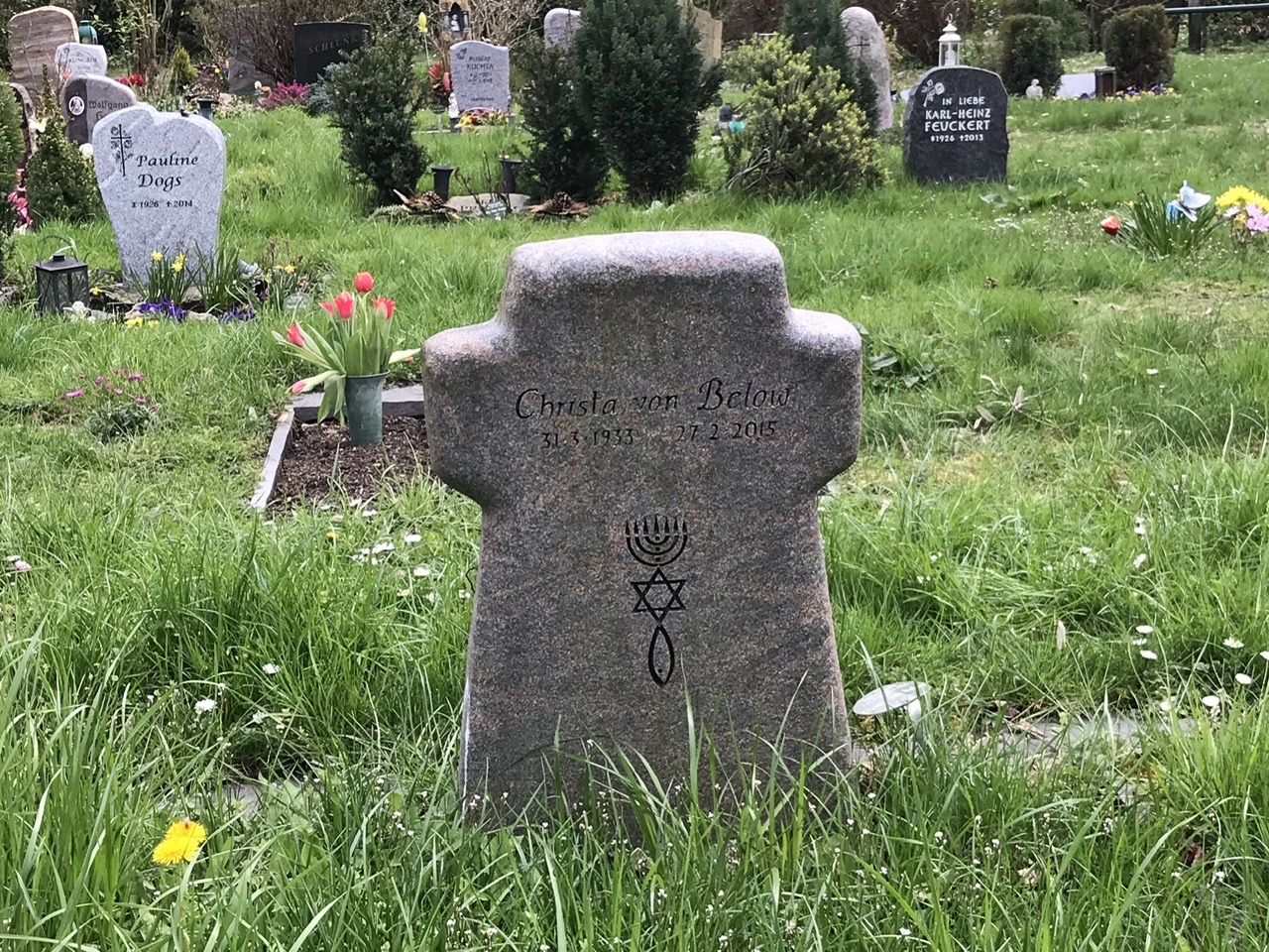 Grabstein Christa von Below, Luther-Friedhof, Berlin-Lankwitz, Deutschland