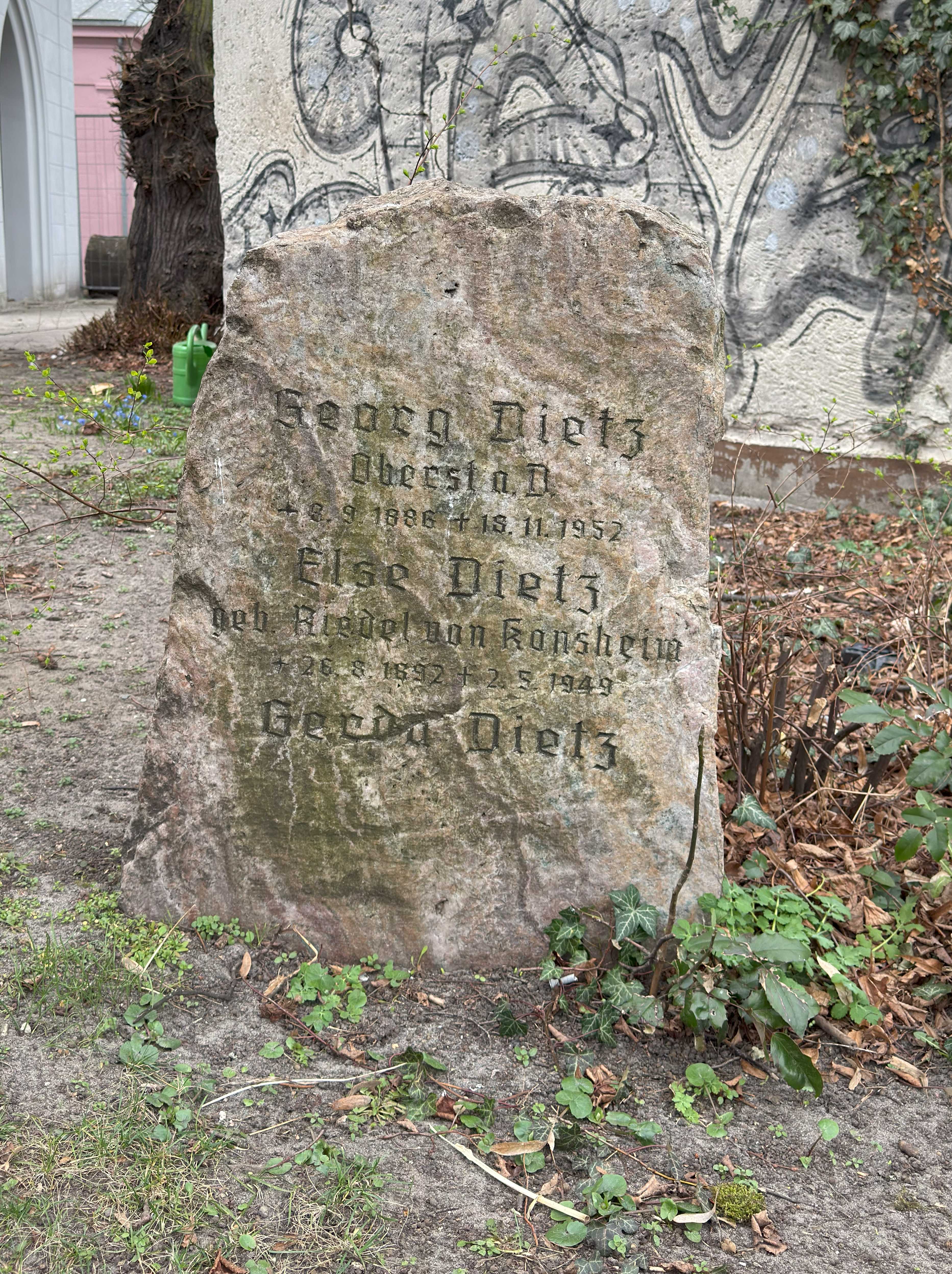 Grabstein Else Dietz, geb. Riedel von Konsheim, Friedhof III der Jerusalems- und Neuen Kirchengemeinde, Berlin-Kreuzberg, Deutschland