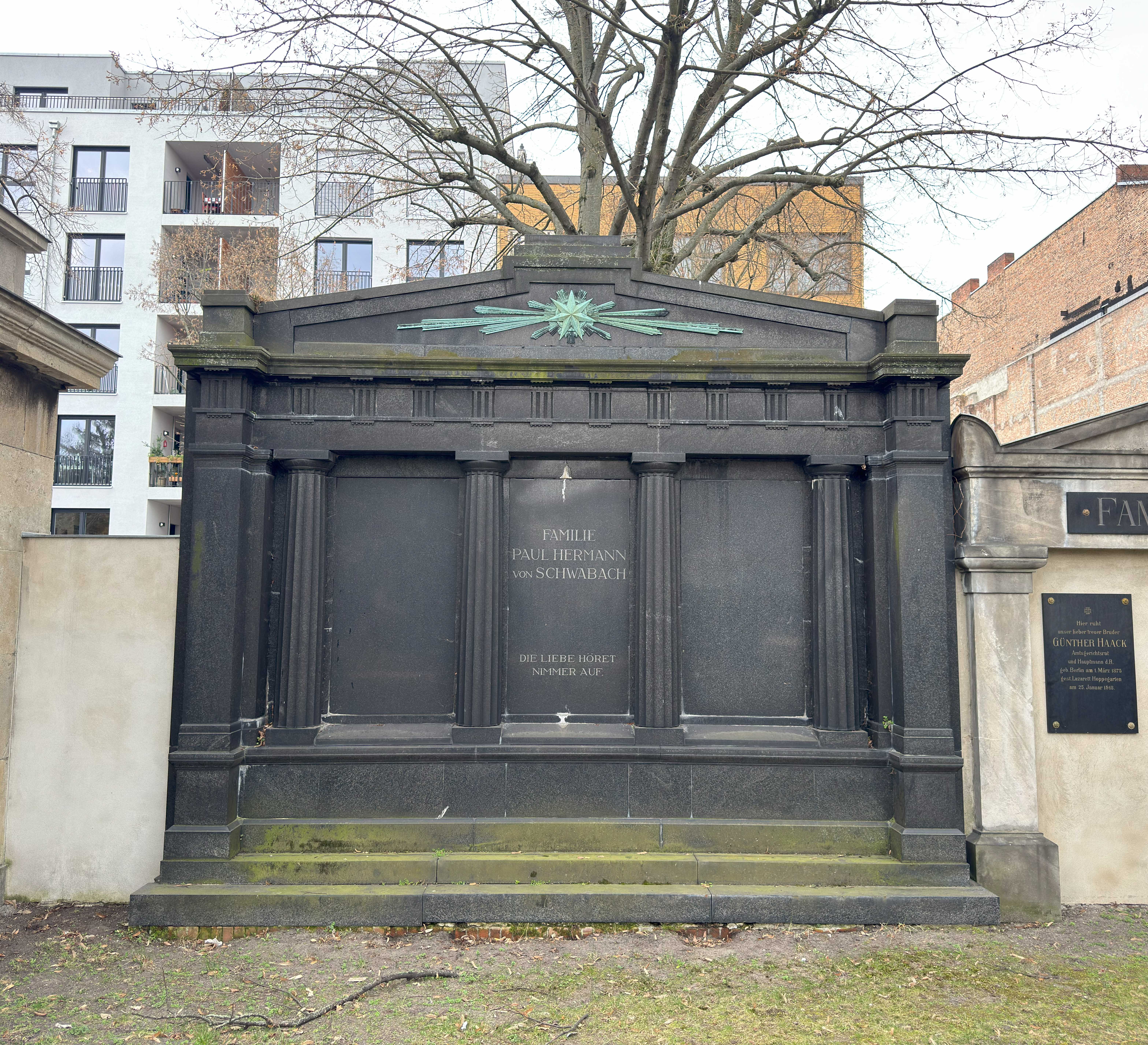 Grabstein Paul Hermann von Schwabach, Friedhof III der Jerusalems- und Neuen Kirchengemeinde, Berlin-Kreuzberg, Deutschland