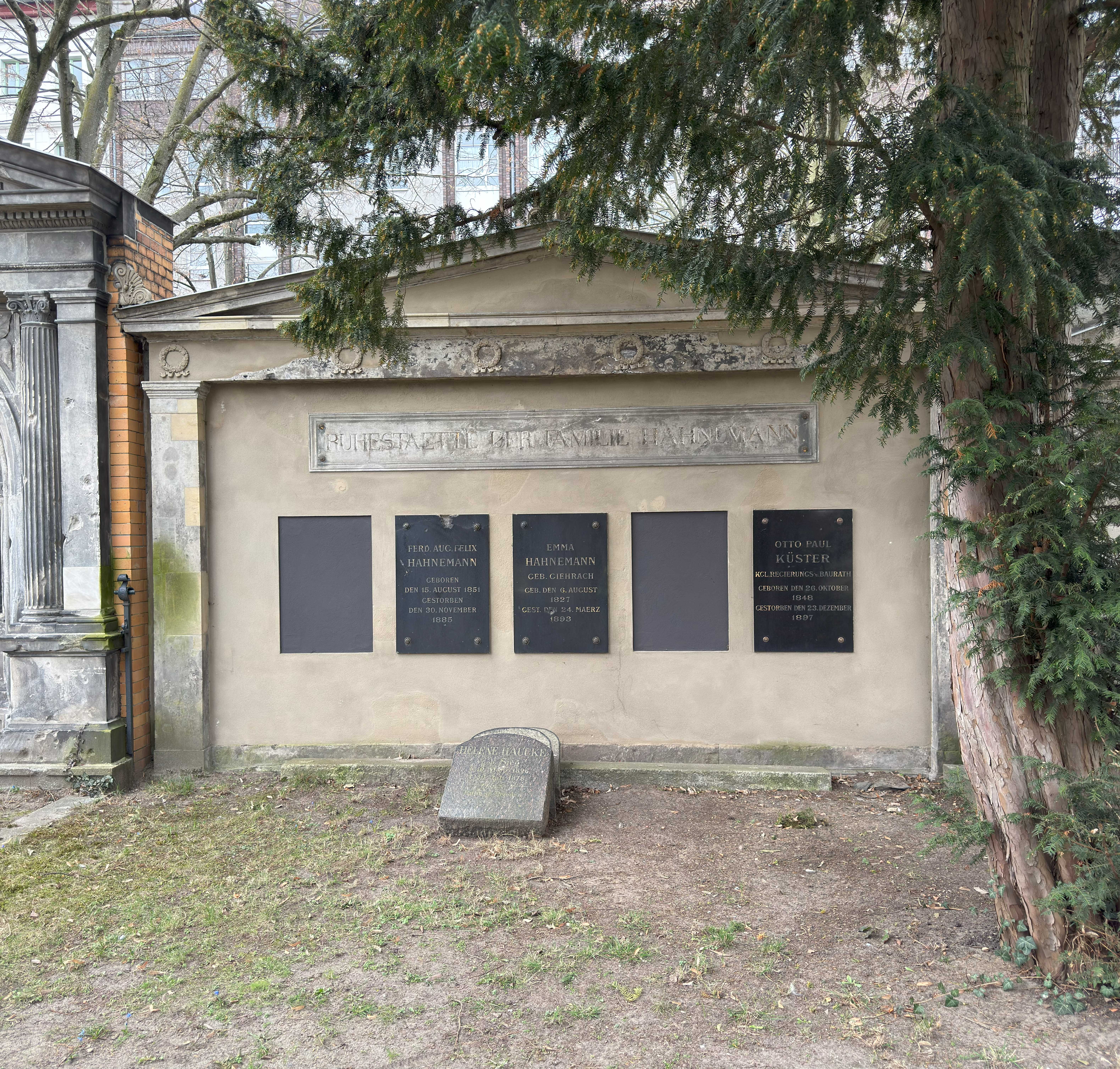 Grabstein Otto Paul Küster, Friedhof III der Jerusalems- und Neuen Kirchengemeinde, Berlin-Kreuzberg, Deutschland