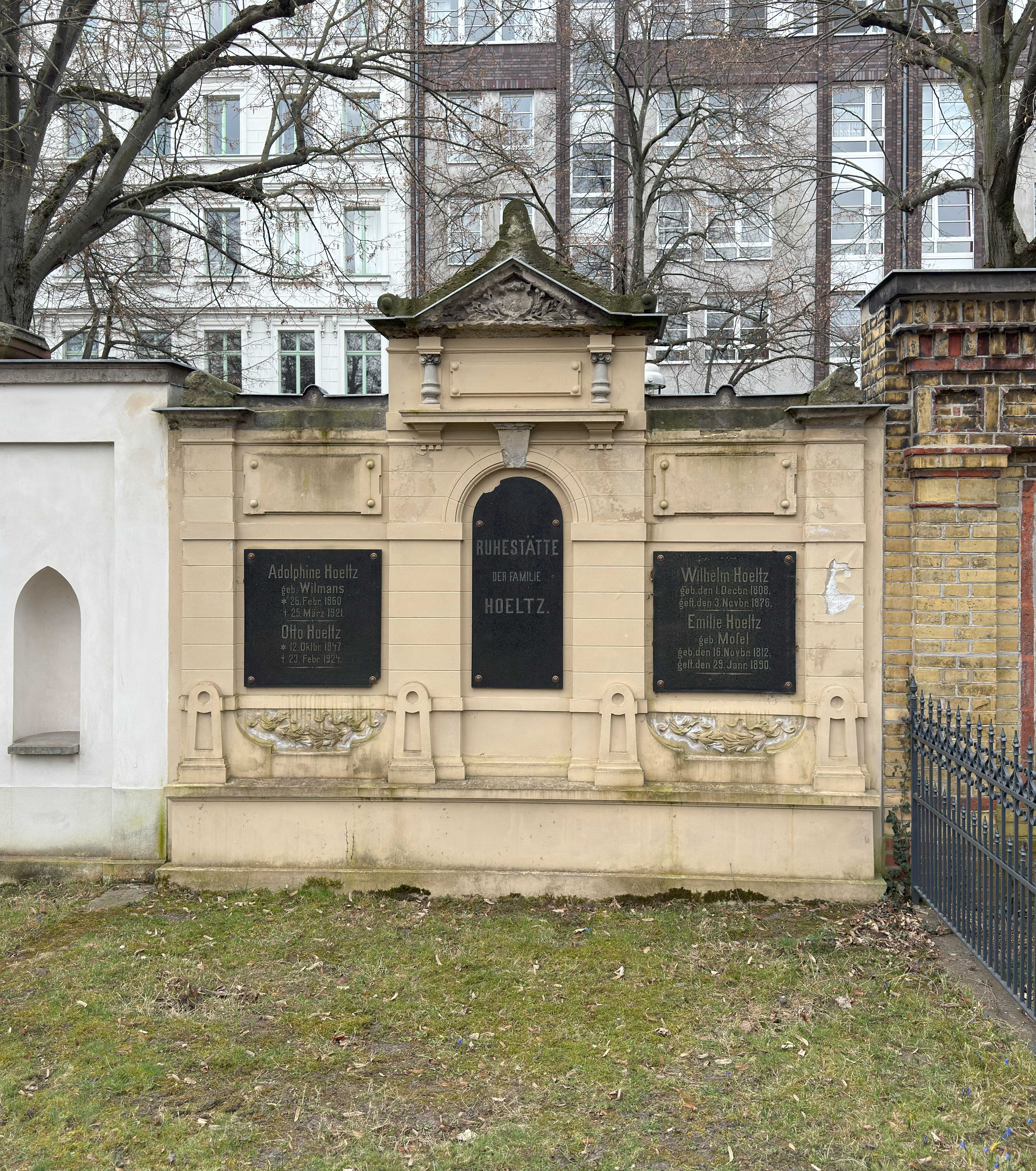 Grabstein Emilie Hoeltz, geb. Mosel, Friedhof III der Jerusalems- und Neuen Kirchengemeinde, Berlin-Kreuzberg, Deutschland