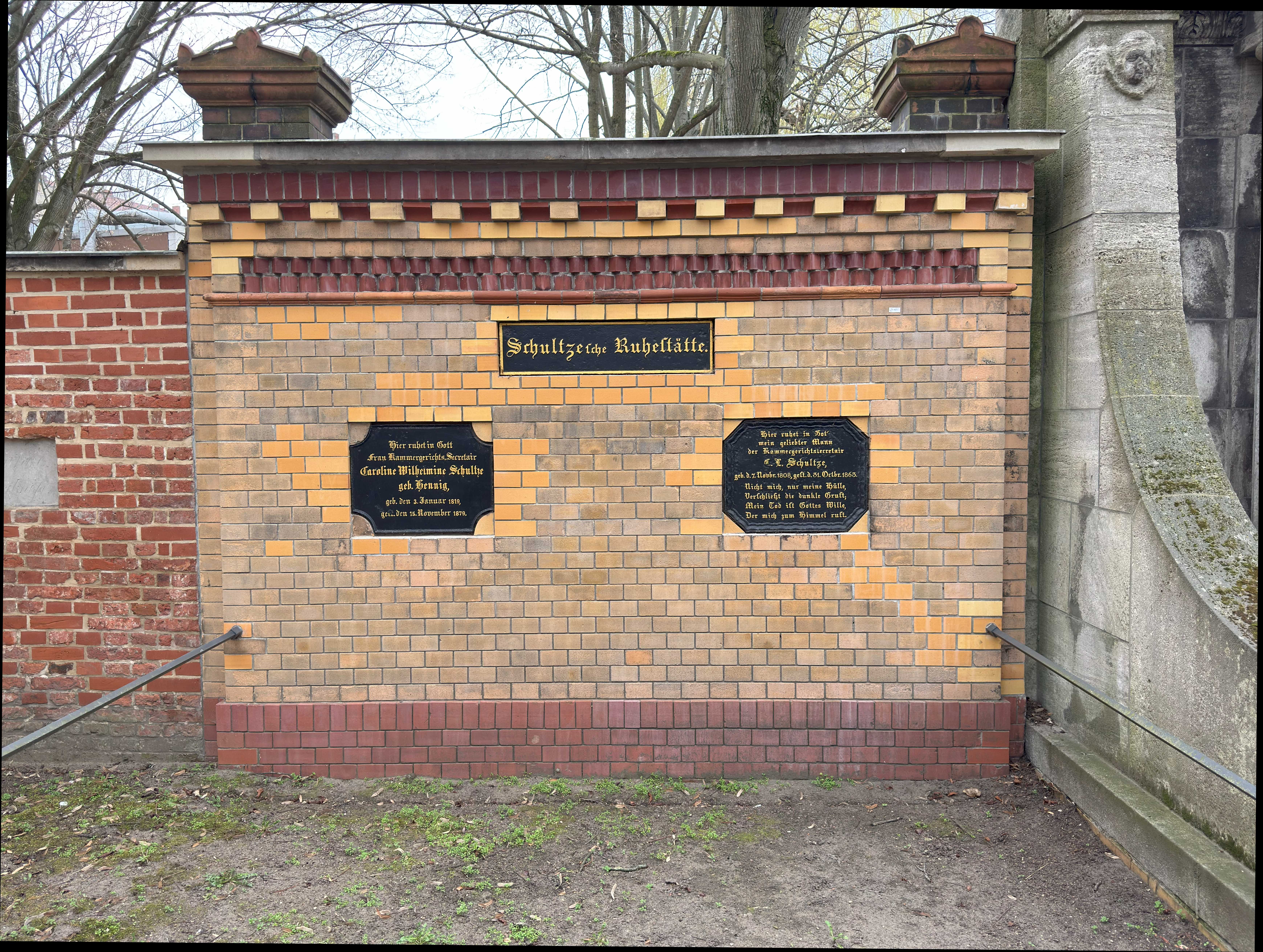 Grabstein Caroline Wilhelmine Schultze, geb. Hennig, Friedhof III der Jerusalems- und Neuen Kirchengemeinde, Berlin-Kreuzberg, Deutschland