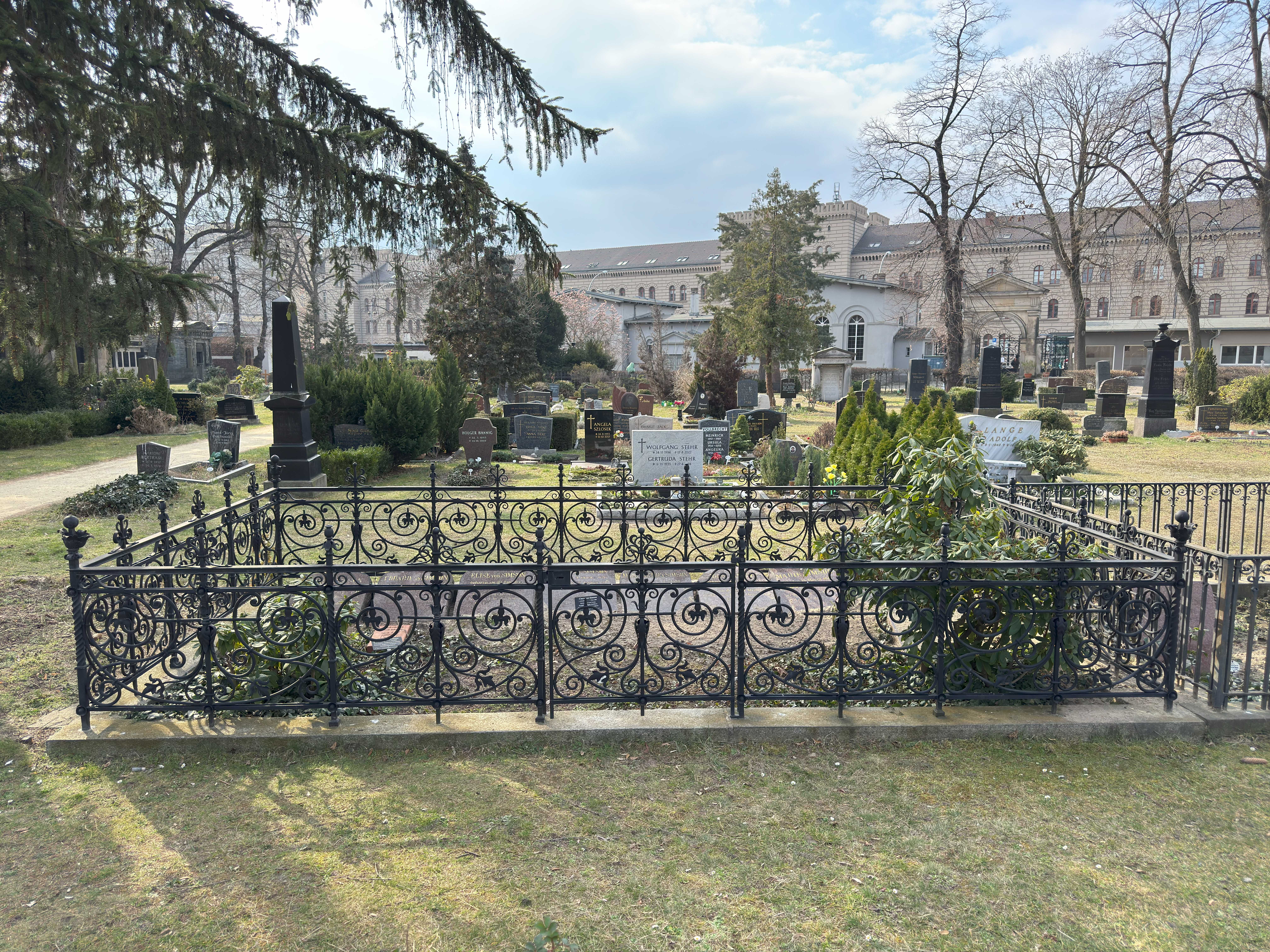 Grabstein Clara von Simson, Friedhof III der Jerusalems- und Neuen Kirchengemeinde, Berlin-Kreuzberg, Deutschland