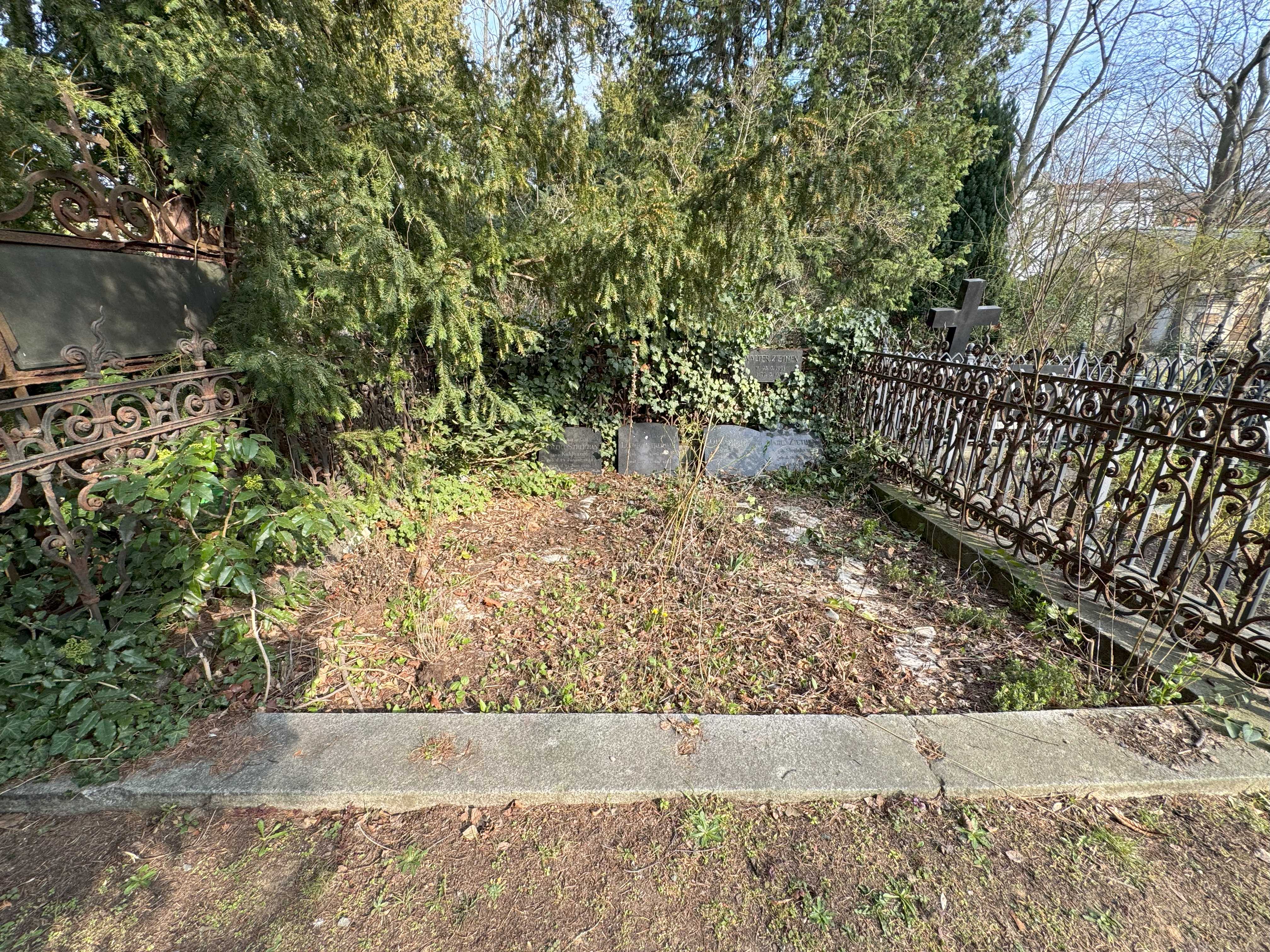 Grabstein Otto Ziethen, Friedhof III der Jerusalems- und Neuen Kirchengemeinde, Berlin-Kreuzberg, Deutschland