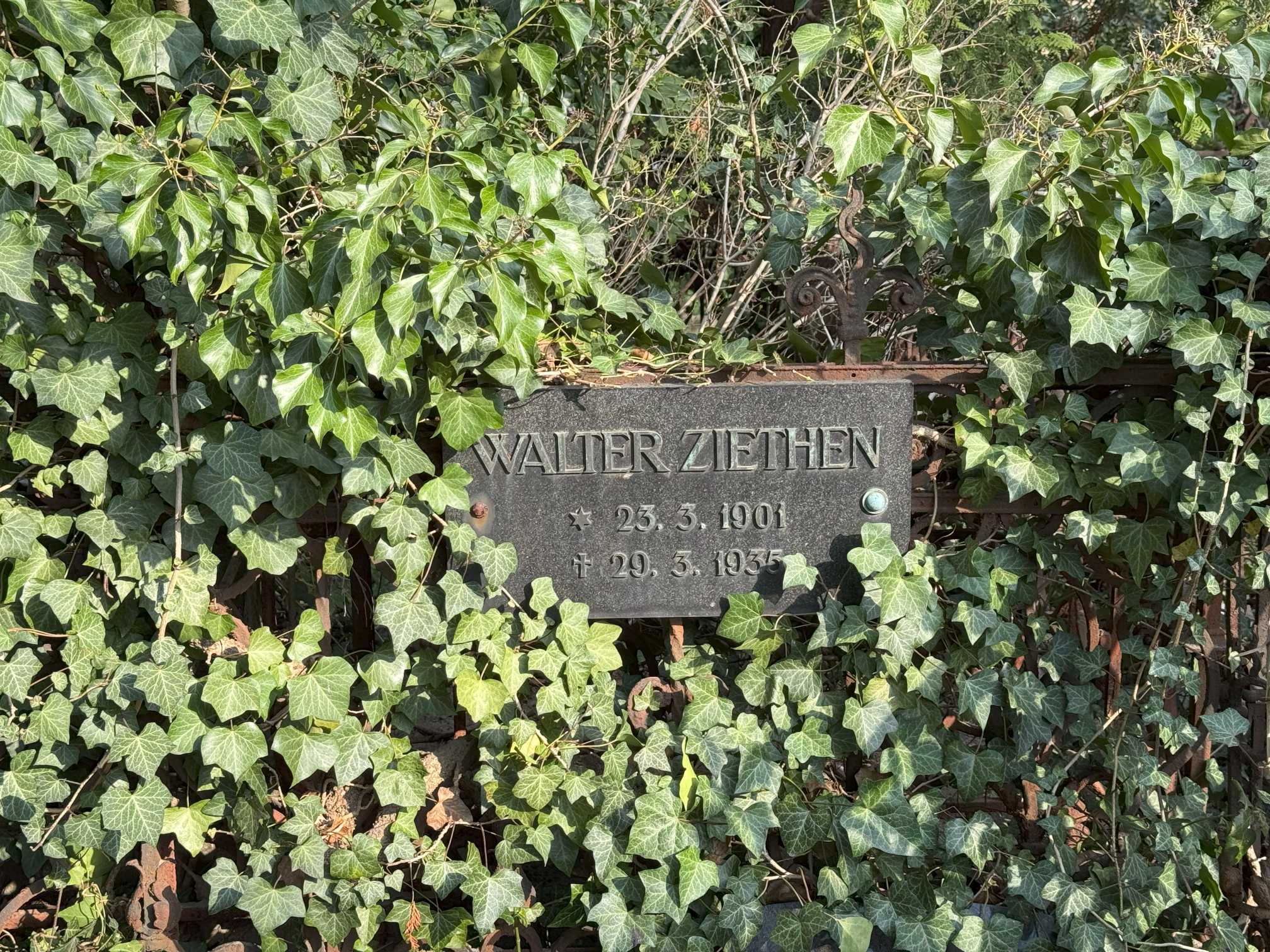 Grabstein Walter Ziethen, Friedhof III der Jerusalems- und Neuen Kirchengemeinde, Berlin-Kreuzberg, Deutschland