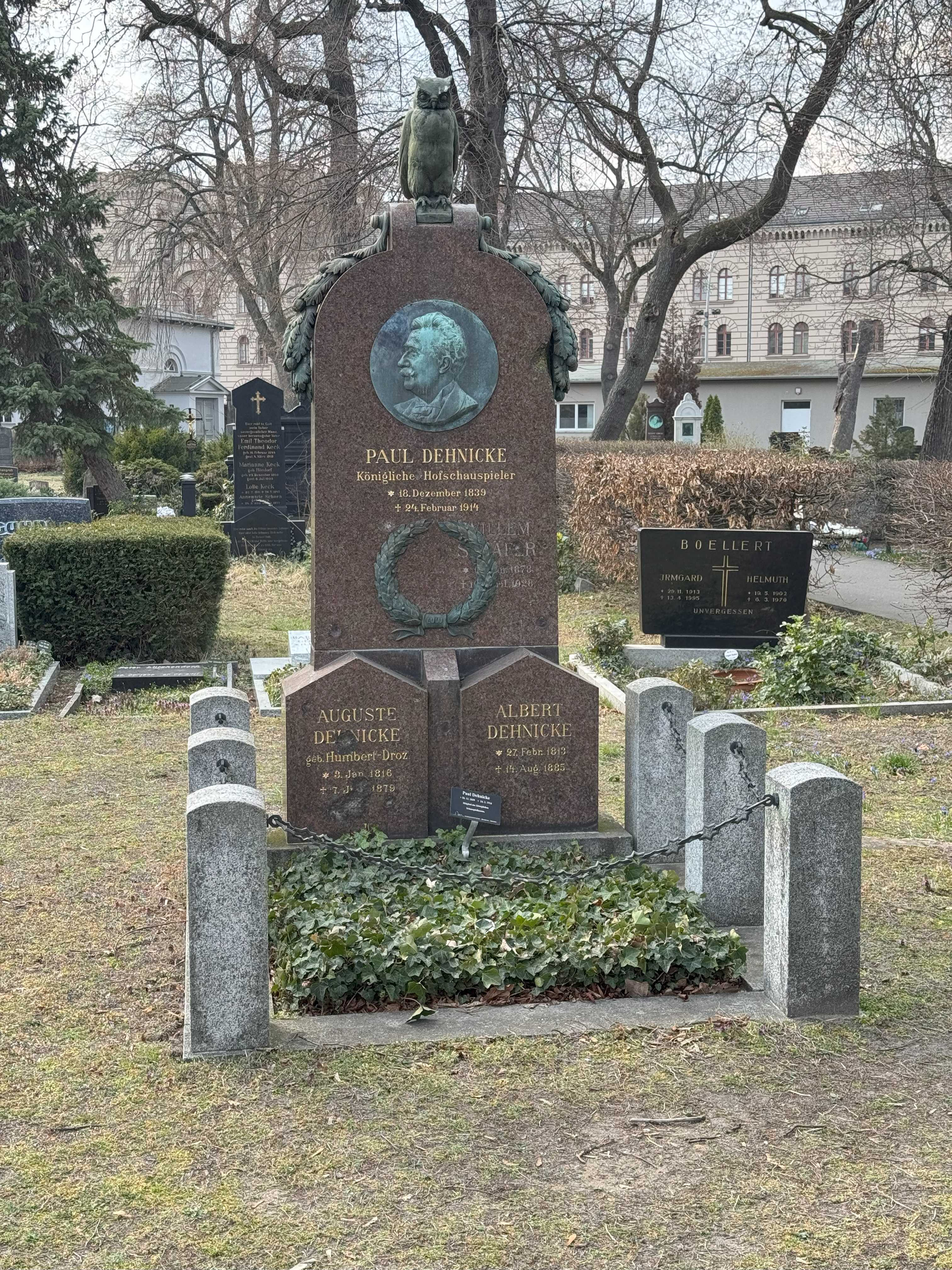 Grabstein Albert Dehnicke, Friedhof III der Jerusalems- und Neuen Kirchengemeinde, Berlin-Kreuzberg, Deutschland