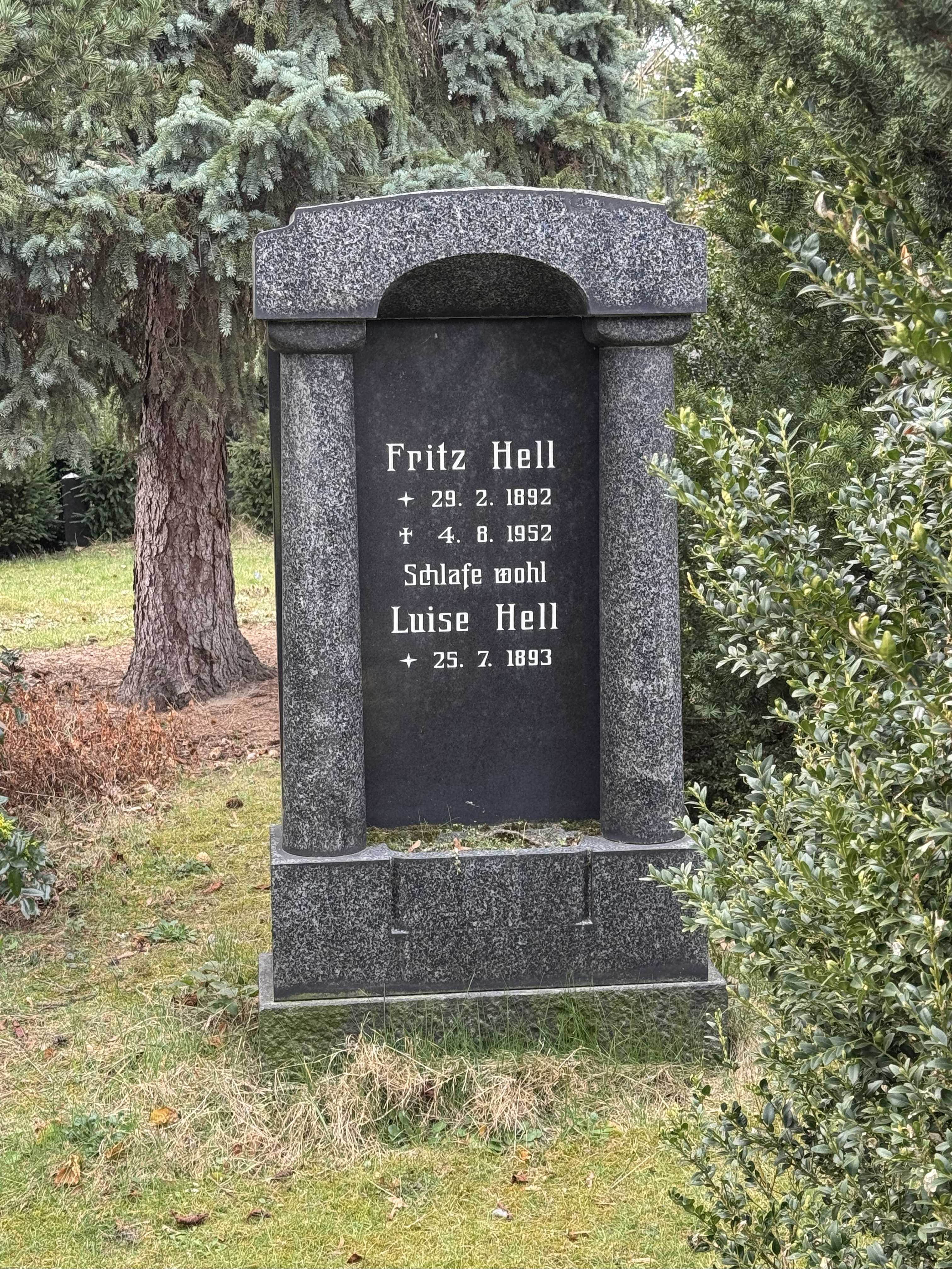Grabstein Luise Hell, Friedhof III der Jerusalems- und Neuen Kirchengemeinde, Berlin-Kreuzberg, Deutschland