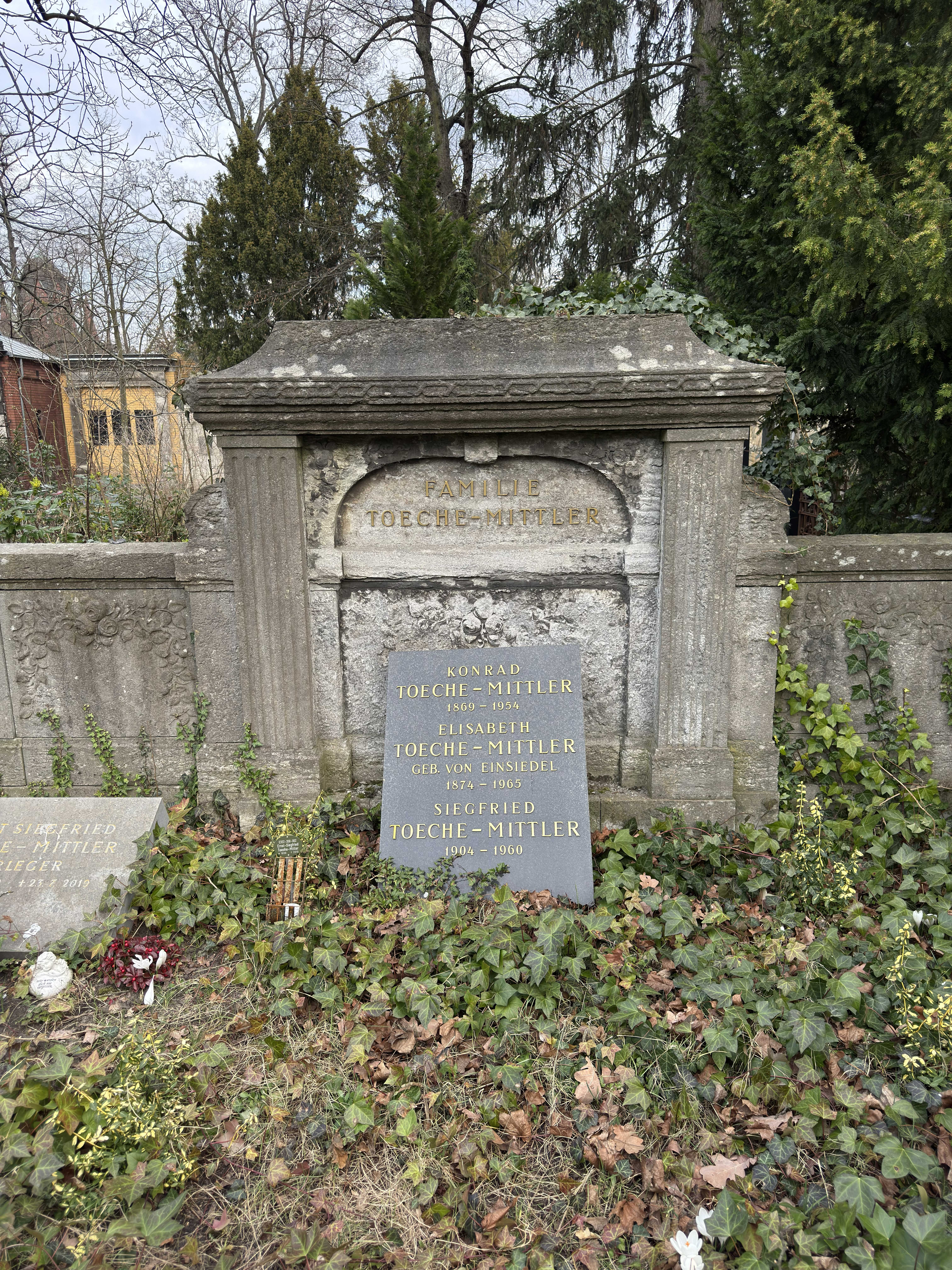 Grabstein Siegfried Toeche-Mittler, Friedhof III der Jerusalems- und Neuen Kirchengemeinde, Berlin-Kreuzberg, Deutschland