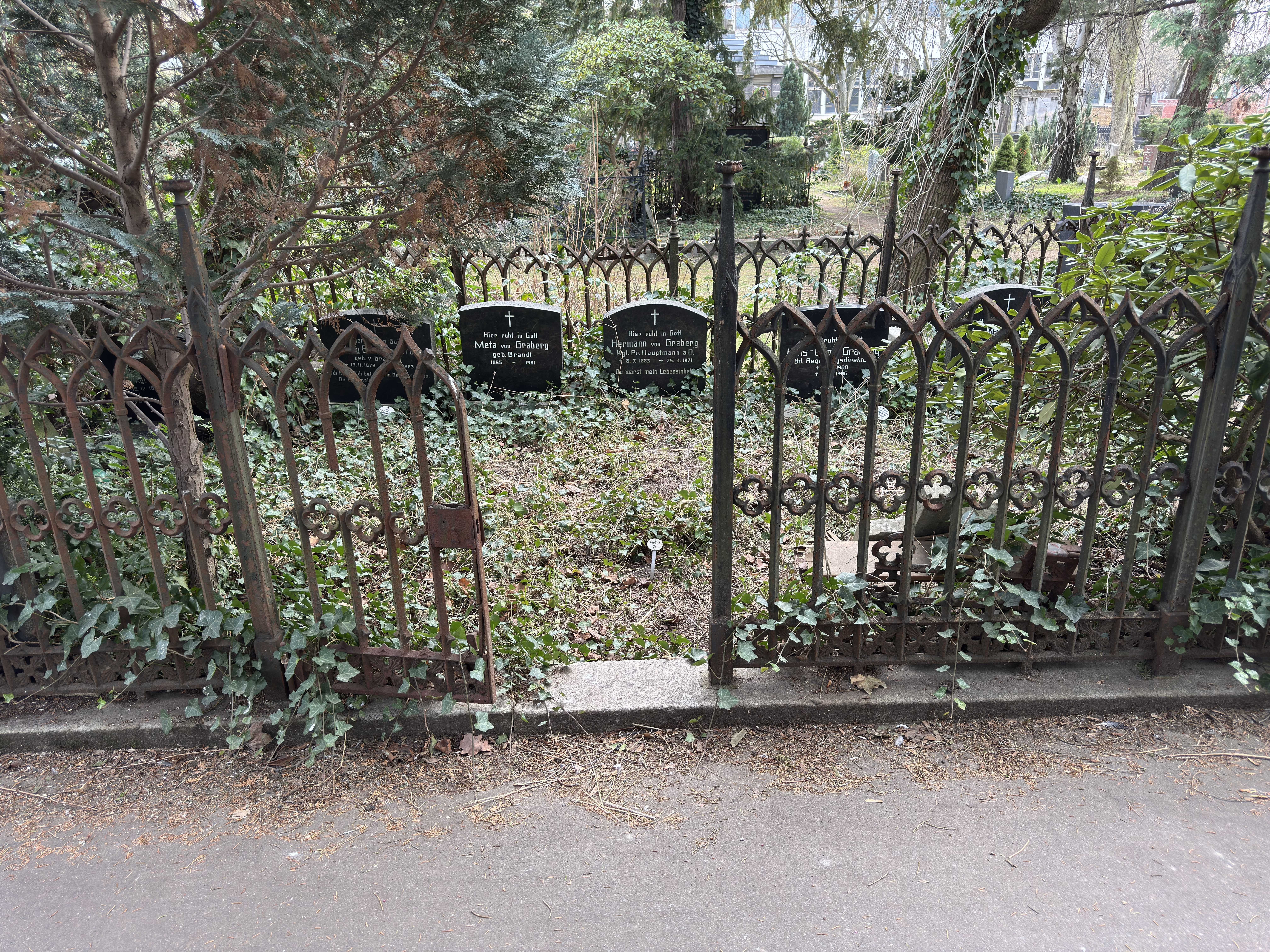 Grabstein Helga Maria von Graberg, geb. Krüger, Friedhof III der Jerusalems- und Neuen Kirchengemeinde, Berlin-Kreuzberg, Deutschland