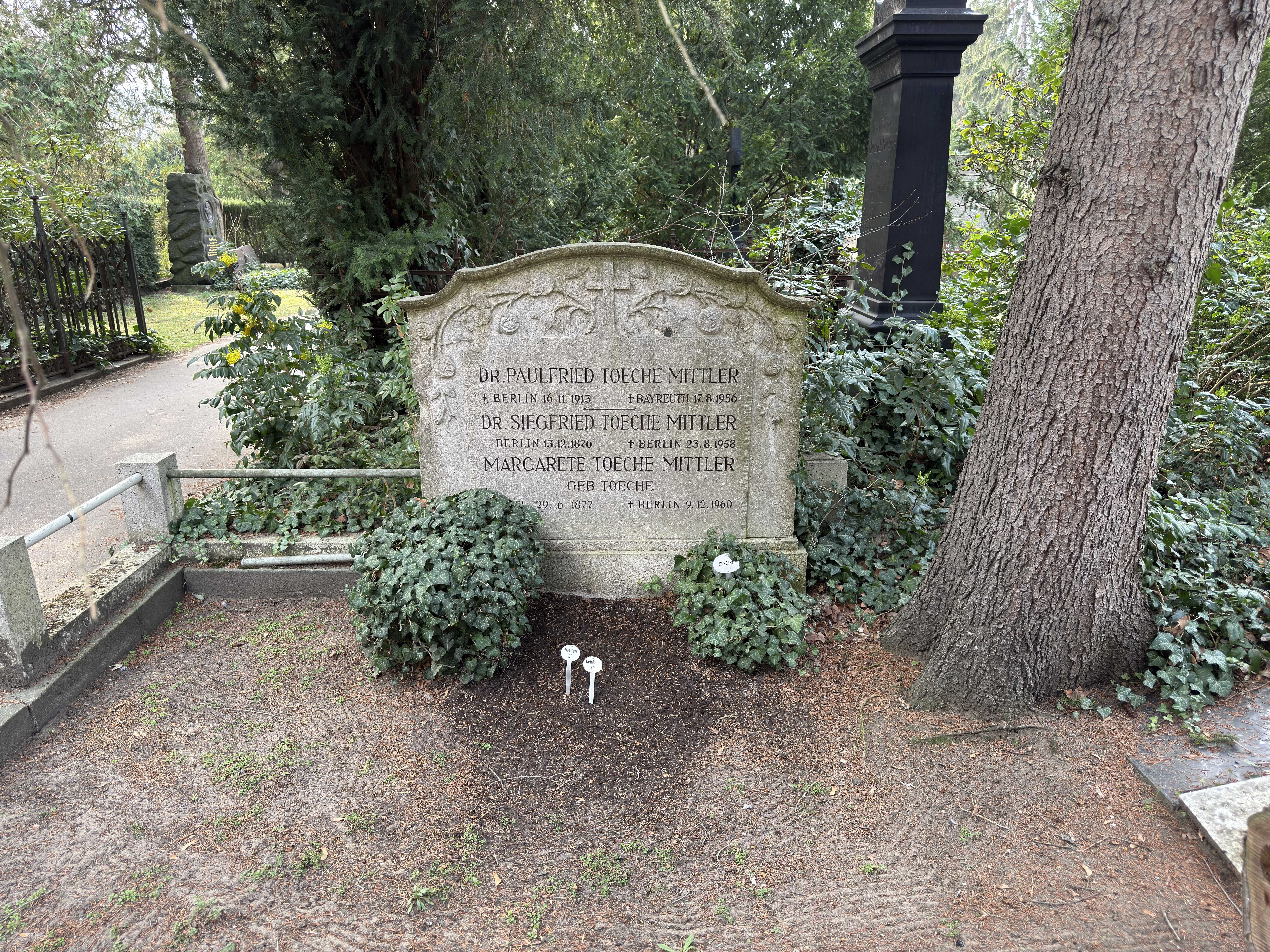 Grabstein Paulfried Toeche-Mittler, Friedhof III der Jerusalems- und Neuen Kirchengemeinde, Berlin-Kreuzberg, Deutschland