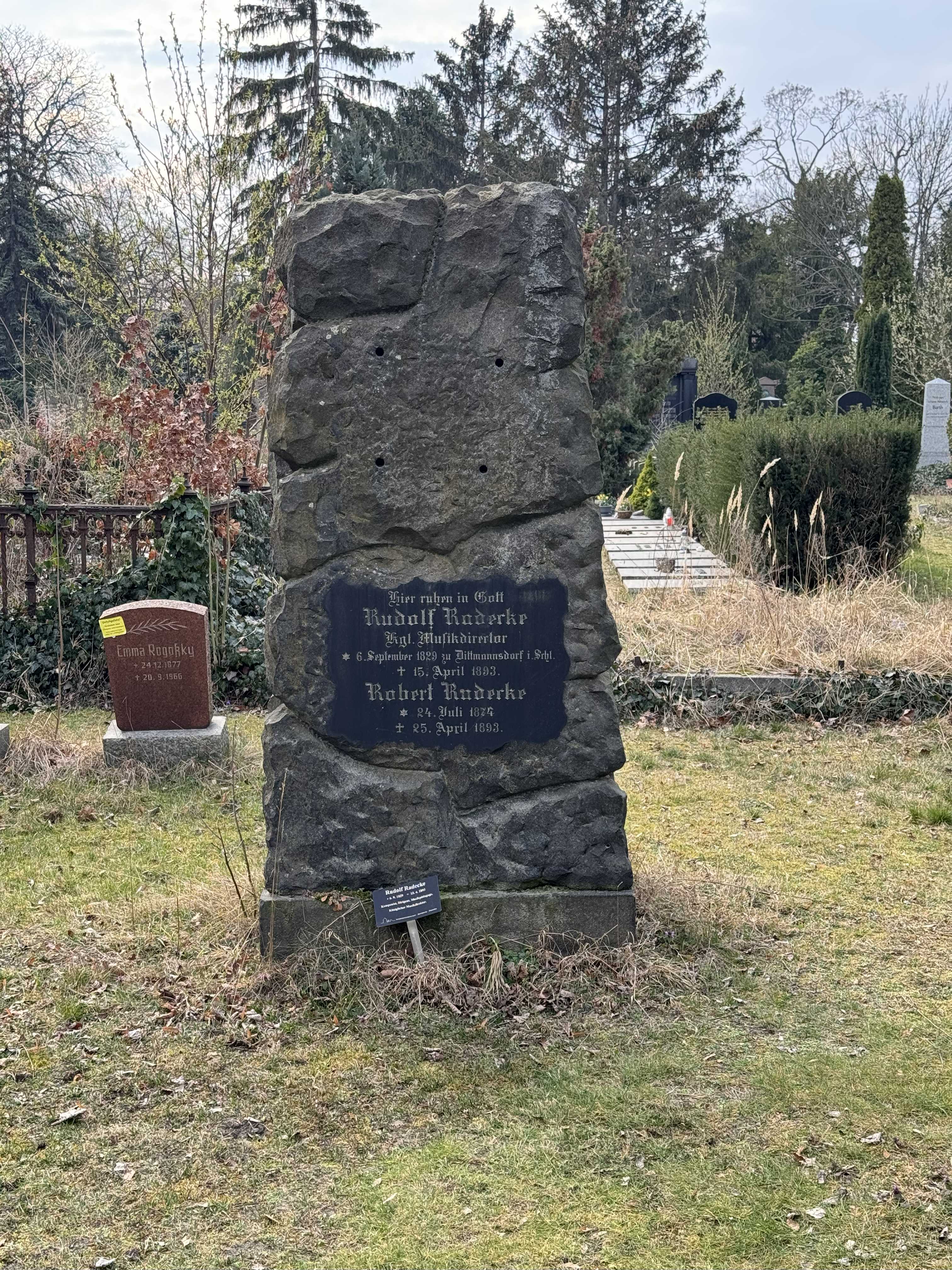 Grabstein Rudolf Radecke, Friedhof III der Jerusalems- und Neuen Kirchengemeinde, Berlin-Kreuzberg, Deutschland