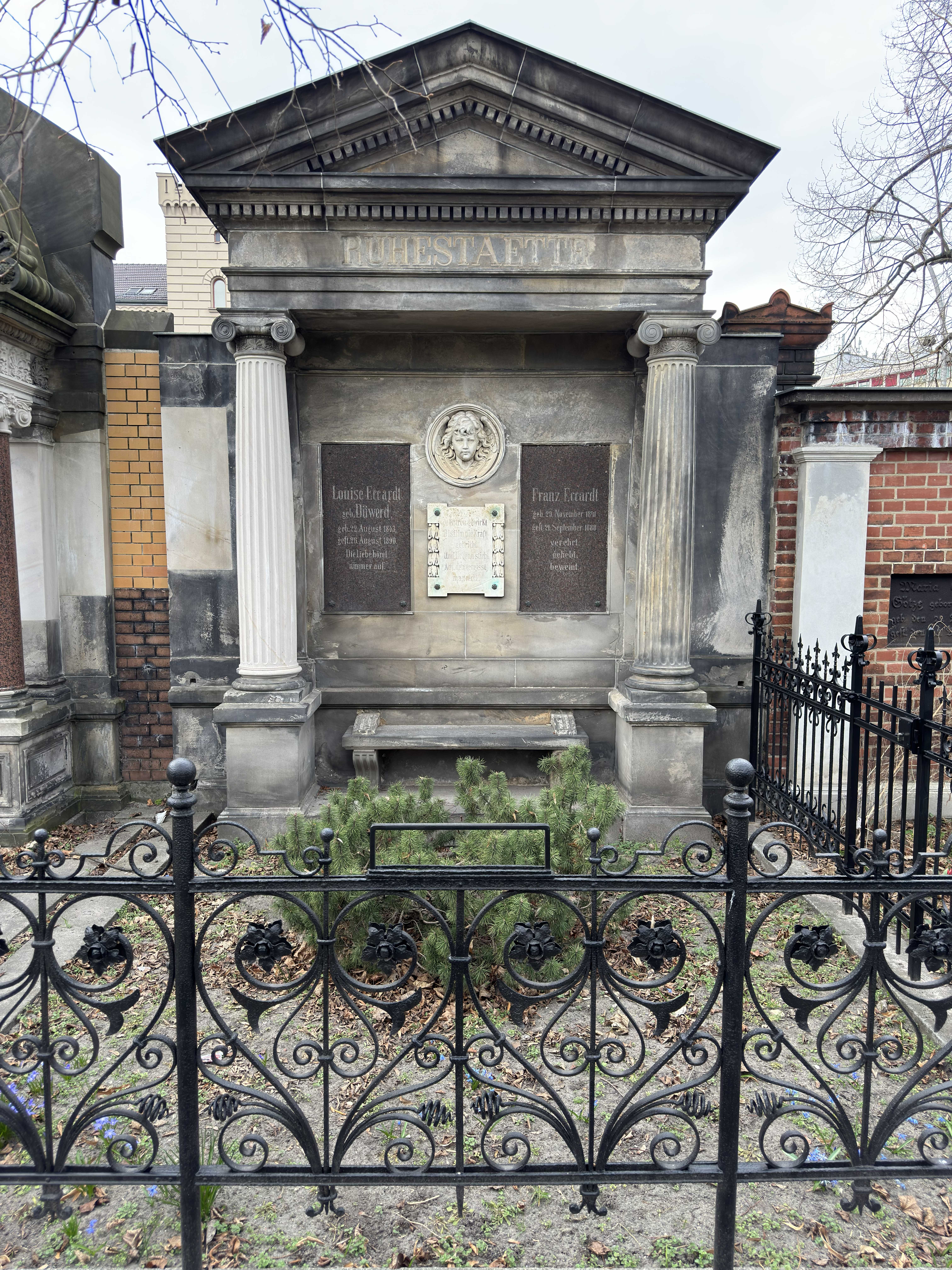 Grabstein Louise Eccardt, geb. Düwerd, Friedhof III der Jerusalems- und Neuen Kirchengemeinde, Berlin-Kreuzberg, Deutschland