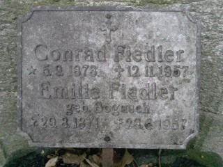 Grabstein Conrad Fiedler, Alter Domfriedhof der St.-Hedwigs-Gemeinde, Berlin-Mitte