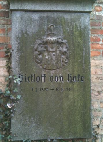Grabstein Dietloff von Hake, Alter Friedhof Kleinmachnow, Brandenburg
