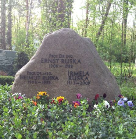 Grabstein Irmela Ruska, geb. Geigis, Waldfriedhof Zehlendorf, Berlin