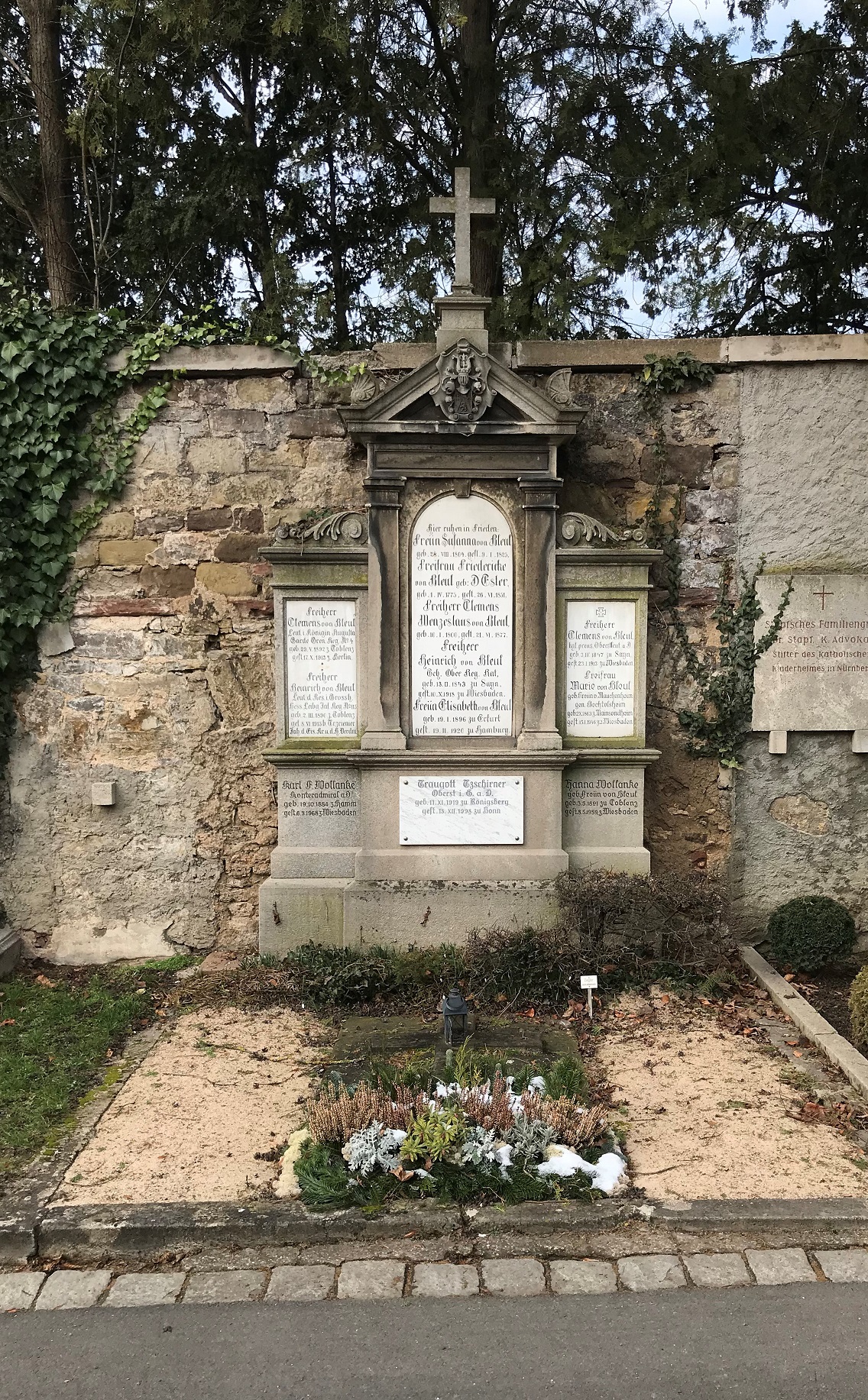 Grabstein Susanna Freiin von Bleul, Hauptfriedhof Würzburg, Unterfranken, Bayern, Deutschland