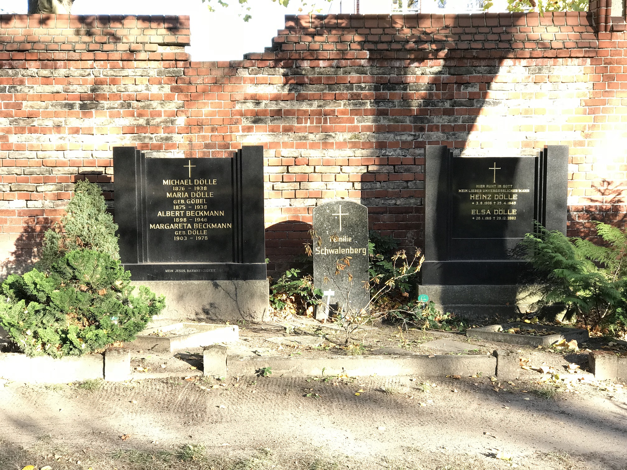 Grabstein Maria Dölle, geb. Göbel, St. Hedwigs-Friedhof, Berlin-Weißensee