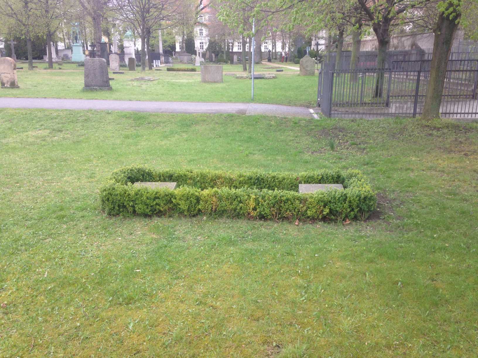 Restitutionsgrabstein Elma Adele von Arnim, geb. von Pusch, Invalidenfriedhof Berlin