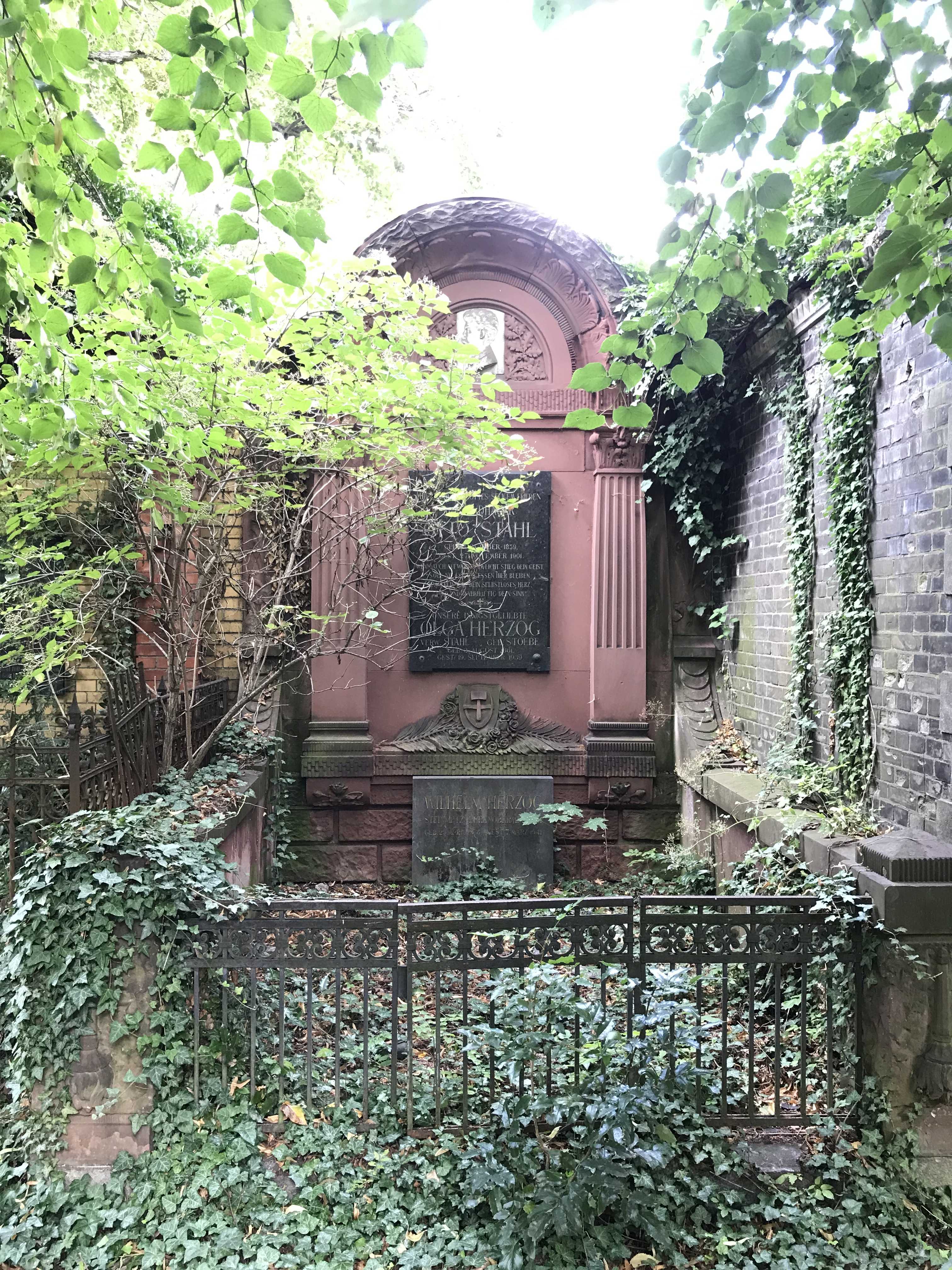 Grabstein Otto Stahl, Friedhof der St. Thomas Gemeine, Berlin-Neukölln