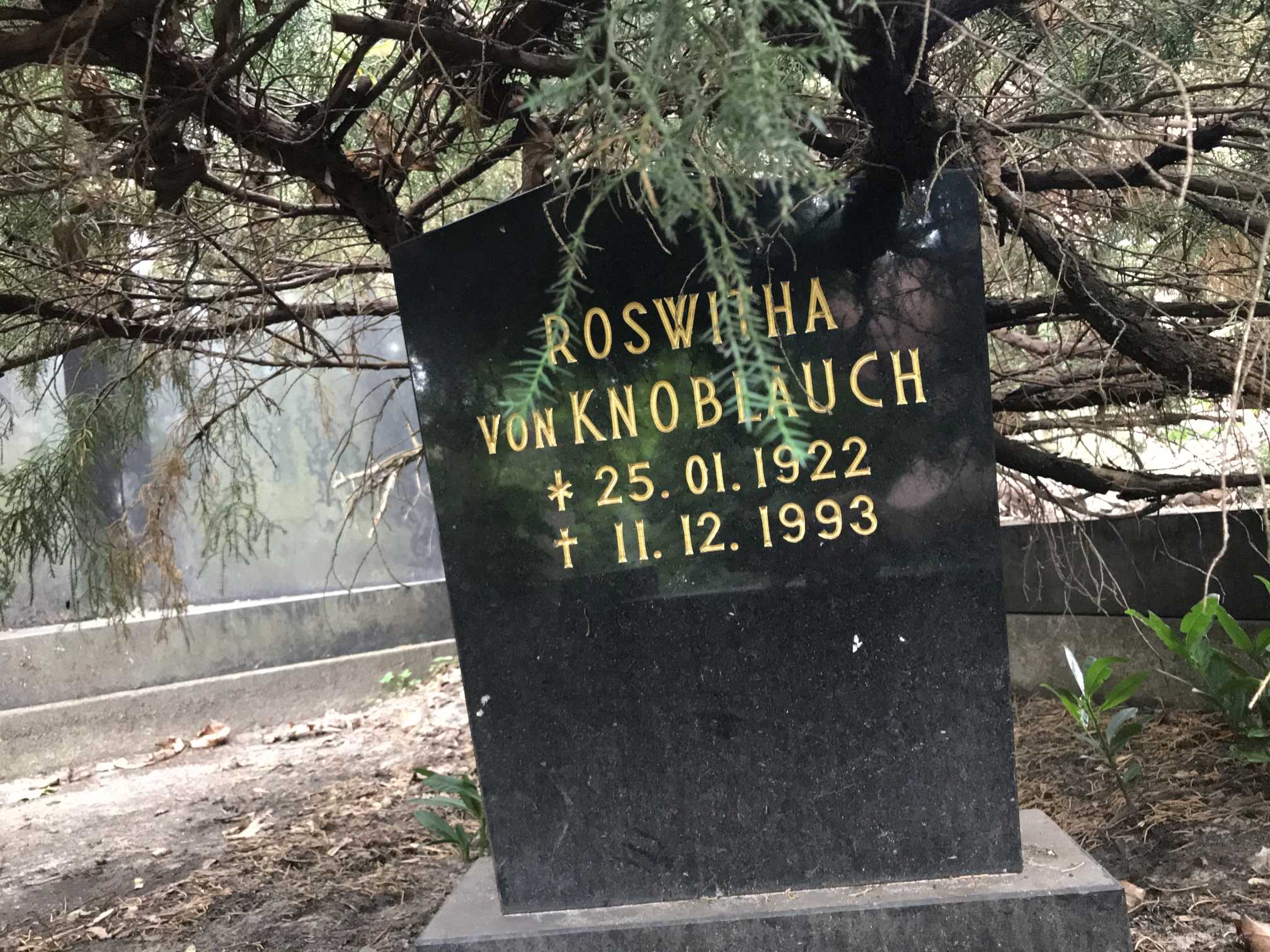 Grabstein Roswitha von Knoblauch, Neuer St. Jacobi-Friedhof, Berlin-Neukölln, Deutschland