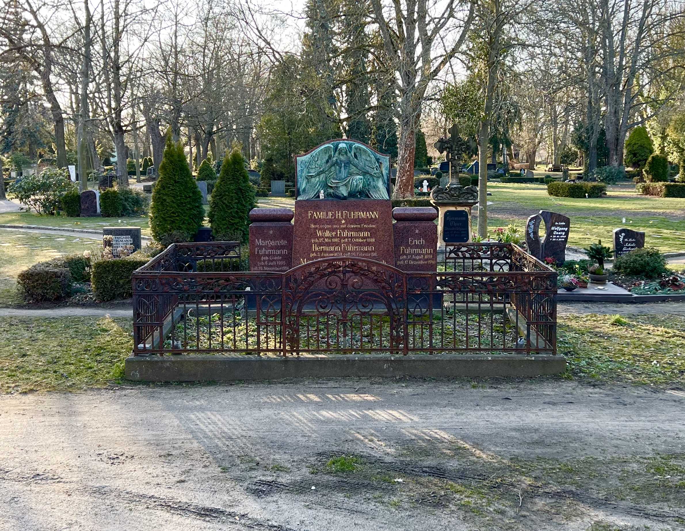 Grabstein Erich Fuhrmann, Neuer Friedhof Wittenberg